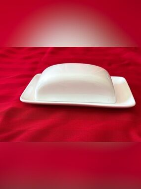 Hometrends, White Ceramic Butter Dish Covered Butter Keeper Serving Tray